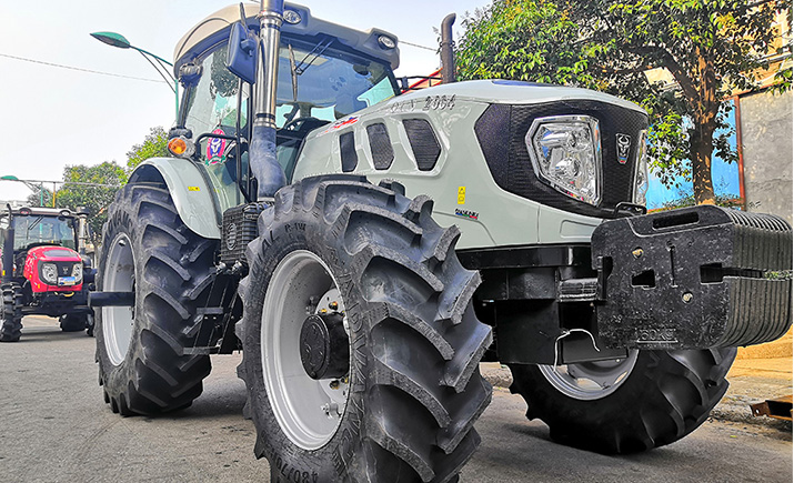 QLN 2004 Big Horsepower Tractor For Sale To Central Asia